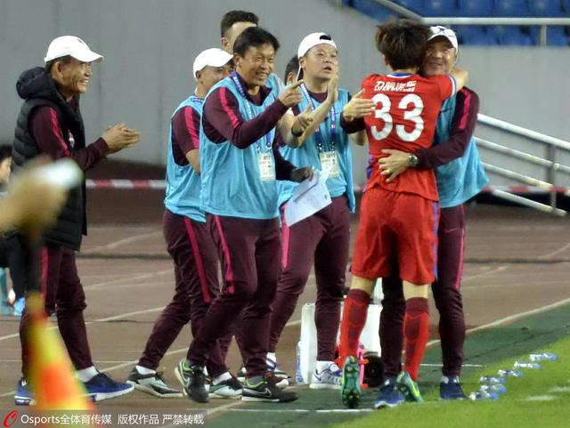 由于体弱多病的顺伊（朴宝英 Bo-yeong Park 饰）需要疗养的原因，顺伊母女三人从首尔搬场到了乡间的一栋别墅糊口。而整理房子的时辰顺伊不测的在仓库发现了神秘的前户主朴博士在这里遗留下了的狼孩（宋仲基 Joong-ki Song 饰）。顺伊妈妈出于善心收容了这个狼性未泯的男孩，并给他起名叫哲秀，就如许四小我起头了同住一个屋檐下的糊口。顺伊开初反感这个不会措辞，吃饭风卷残云的闯进者，但是旦夕相处让顺伊萌发了赐顾帮衬练习哲秀的动机。她起头教给他吃饭，念书，认字，还弹奏吉他给狼孩听，而哲秀对顺伊暖和的关切